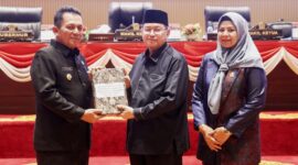 Gubernur Kepulauan Riau H. Ansar Ahmad secara resmi menyerahkan dokumen Rancangan Peraturan Daerah (Ranperda) tentang Rencana Pembangunan Jangka Menengah Daerah (RPJMD) Provinsi Kepulauan Riau Tahun 2025–2029 kepada Pimpinan DPRD dalam rapat paripurna yang digelar di Ruang Rapat Sidang Utama DPRD Provinsi Kepri, Selasa (3/6/2025). Foto: INIKEPRI.COM/KepriProv 