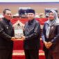 Gubernur Kepulauan Riau H. Ansar Ahmad secara resmi menyerahkan dokumen Rancangan Peraturan Daerah (Ranperda) tentang Rencana Pembangunan Jangka Menengah Daerah (RPJMD) Provinsi Kepulauan Riau Tahun 2025–2029 kepada Pimpinan DPRD dalam rapat paripurna yang digelar di Ruang Rapat Sidang Utama DPRD Provinsi Kepri, Selasa (3/6/2025). Foto: INIKEPRI.COM/KepriProv 