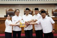 Pemerintah Kota Batam mengajukan Rancangan Perubahan Kebijakan Umum Anggaran dan Prioritas Plafon Anggaran Sementara (KUA-PPAS) Tahun Anggaran 2025 dalam rapat paripurna DPRD Kota Batam, Senin (2/6/2025). Foto: INIKEPRI.COM