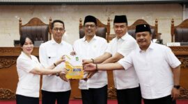 Pemerintah Kota Batam mengajukan Rancangan Perubahan Kebijakan Umum Anggaran dan Prioritas Plafon Anggaran Sementara (KUA-PPAS) Tahun Anggaran 2025 dalam rapat paripurna DPRD Kota Batam, Senin (2/6/2025). Foto: INIKEPRI.COM