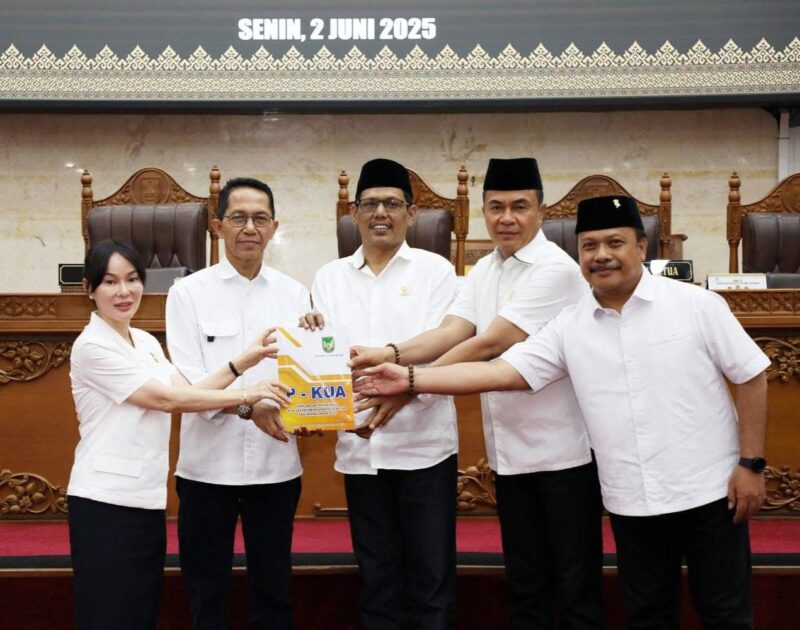 Pemerintah Kota Batam mengajukan Rancangan Perubahan Kebijakan Umum Anggaran dan Prioritas Plafon Anggaran Sementara (KUA-PPAS) Tahun Anggaran 2025 dalam rapat paripurna DPRD Kota Batam, Senin (2/6/2025). Foto: INIKEPRI.COM