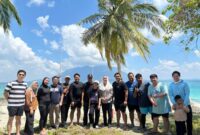 Bupati Natuna Cen Sui Lan bersama sejumlah wisatawan domestik dari Batam, menikmati keindahan wisata Pulau Senoa, Senin (9/6/ 2025). Foto: Aulia Rahman via gudangberita