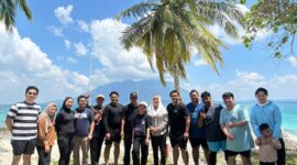 Bupati Natuna Cen Sui Lan bersama sejumlah wisatawan domestik dari Batam, menikmati keindahan wisata Pulau Senoa, Senin (9/6/ 2025). Foto: Aulia Rahman via gudangberita