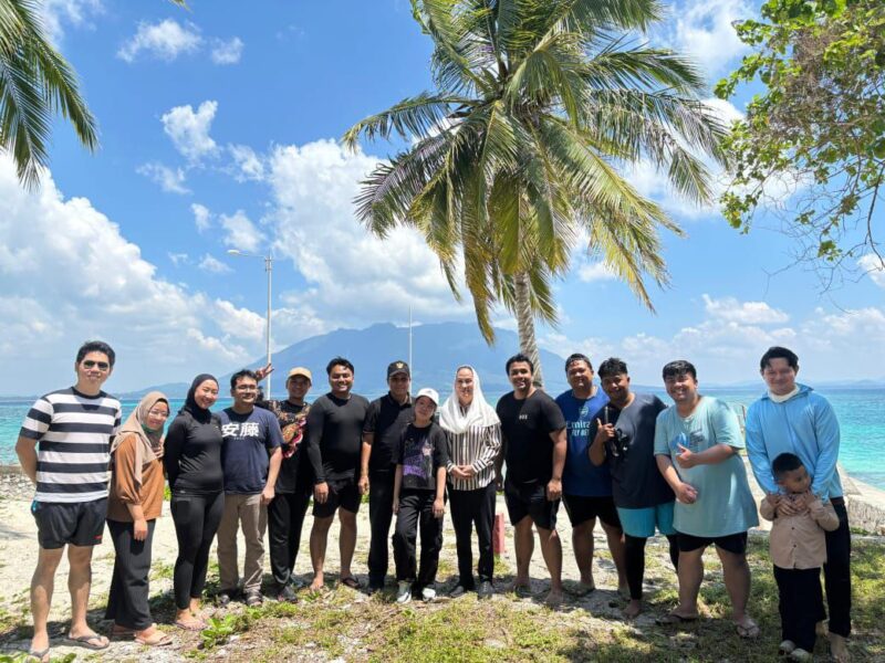 Bupati Natuna Cen Sui Lan bersama sejumlah wisatawan domestik dari Batam, menikmati keindahan wisata Pulau Senoa, Senin (9/6/ 2025). Foto: Aulia Rahman via gudangberita