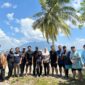 Bupati Natuna Cen Sui Lan bersama sejumlah wisatawan domestik dari Batam, menikmati keindahan wisata Pulau Senoa, Senin (9/6/ 2025). Foto: Aulia Rahman via gudangberita
