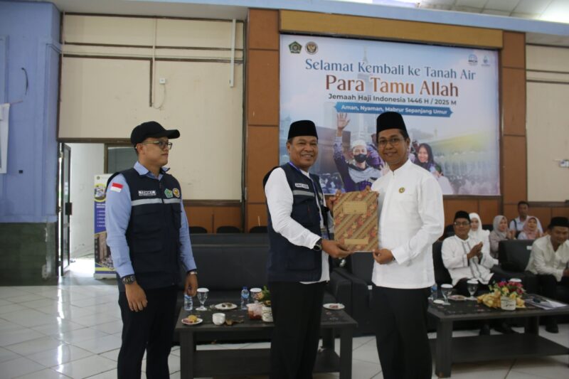 Jemaah haji yang berasal dari Provinsi Riau meliputi Rokan Hilir, Kuantan Singingi, Rokan Hulu, Bengkalis, Pekanbaru, Indragiri Hilir, Dumai, Kampar, Meranti, Siak, Pelalawan, dan Indragiri Hulu mendarat pada Jumát, 27 Juni 2025 pukul 10.23 WIB. Foto: INIKEPRI.COM