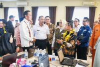 Wamen Disdakmen Fajar Riza Ul Haq (kanan) didampingi Sekdaprov dan Kadisdik Kepri meninjau Posko Verifikasi SPMB di SMAN 3 Batam, Rabu (25/6). Foto: KepriProv 