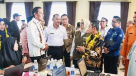 Wamen Disdakmen Fajar Riza Ul Haq (kanan) didampingi Sekdaprov dan Kadisdik Kepri meninjau Posko Verifikasi SPMB di SMAN 3 Batam, Rabu (25/6). Foto: KepriProv 