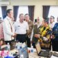 Wamen Disdakmen Fajar Riza Ul Haq (kanan) didampingi Sekdaprov dan Kadisdik Kepri meninjau Posko Verifikasi SPMB di SMAN 3 Batam, Rabu (25/6). Foto: KepriProv 