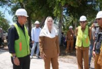 Didampingi Sekda dan OPD, Bupati Cen Sui Lan memastikan pembangunan rumah bantuan untuk warga pesisir berjalan tepat waktu. Foto: Istimewa 