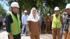 Didampingi Sekda dan OPD, Bupati Cen Sui Lan memastikan pembangunan rumah bantuan untuk warga pesisir berjalan tepat waktu. Foto: Istimewa 