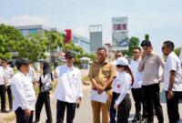Amsakar Achmad dan Li Claudia Chandra saat meninjau jalan di Batam. Foto: INIKEPRI.COM
