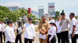 Amsakar Achmad dan Li Claudia Chandra saat meninjau jalan di Batam. Foto: INIKEPRI.COM