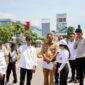 Amsakar Achmad dan Li Claudia Chandra saat meninjau jalan di Batam. Foto: INIKEPRI.COM