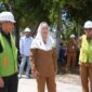 Didampingi Sekda dan OPD, Bupati Cen Sui Lan memastikan pembangunan rumah bantuan untuk warga pesisir berjalan tepat waktu. Foto: Istimewa 