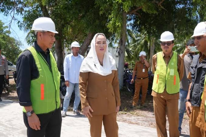 Didampingi Sekda dan OPD, Bupati Cen Sui Lan memastikan pembangunan rumah bantuan untuk warga pesisir berjalan tepat waktu. Foto: Istimewa 