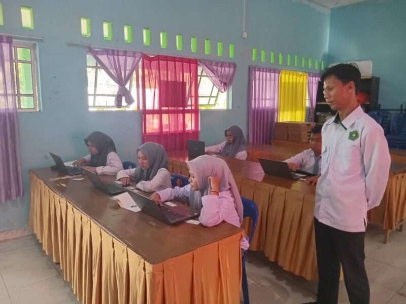 Madrasah Aliyah Negeri Karimun, melaksanakan simulasi Asesmen Nasional Berbasis Komputer (ANBK) yang diikuti oleh 10 siswa kelas XI, Selasa (22/7/2025). Foto: INIKEPRI.COM