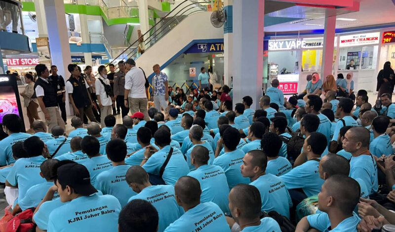 Para WNI yang Dipulangkan oleh KJRI Johor Bahru Tiba di Pelabuhan Internasional Batam Center, Kamis (12/6/2025). Foto: INIKEPRI.COM/KJRI Johor Bahru