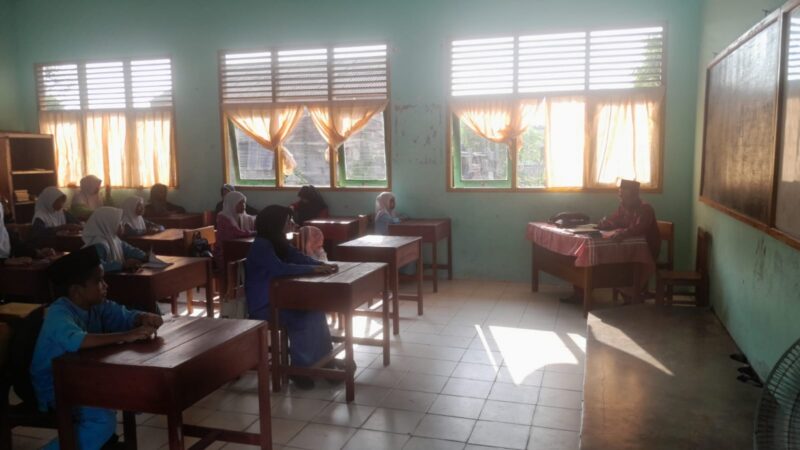 Kekurangan Guru, Ka KUA Jemaja Turut Serta Mengajar di MTsS Al-Ma'arif. Foto: INIKEPRI.COM
