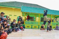 Para fotografer mengabadikan momen atraksi pencak silat pada gelaran Explore Kepri 2024 lalu. Tahun ini event ini kembali dilaksanakan dengan melibatkan 100 fotografer profesional dari berbagai negara. Foto: INIKEPRI.COM/Diskominfo Kepri