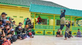 Para fotografer mengabadikan momen atraksi pencak silat pada gelaran Explore Kepri 2024 lalu. Tahun ini event ini kembali dilaksanakan dengan melibatkan 100 fotografer profesional dari berbagai negara. Foto: INIKEPRI.COM/Diskominfo Kepri