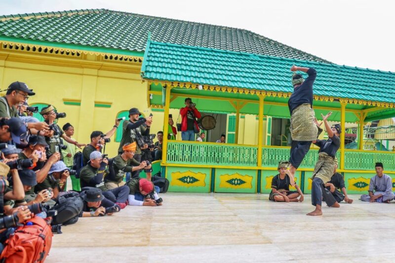 Para fotografer mengabadikan momen atraksi pencak silat pada gelaran Explore Kepri 2024 lalu. Tahun ini event ini kembali dilaksanakan dengan melibatkan 100 fotografer profesional dari berbagai negara. Foto: INIKEPRI.COM/Diskominfo Kepri