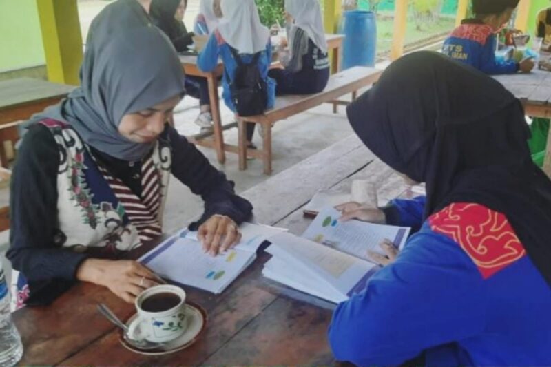Cindy Aulia, siswa MTs Negeri Lingga, sedang menjalani latihan intensif untuk mengikuti Olimpiade Bahasa Arab (OBA) Tingkat Provinsi Kepulauan Riau, mewakili Kabupaten Lingga. Foto: INIKEPRI.COM