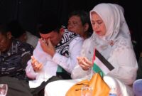Gubernur Ansar Ahmad didampingi istri Dewi Kumalasari terlihat mengusap air mata ketika doa untuk Palestina dikumandangkan di Lapangan Pamedan, Tanjungpinang, Minggu (20/7/2025). Foto: INIKEPRI.COM/KepriProv 