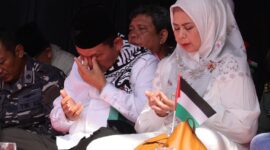 Gubernur Ansar Ahmad didampingi istri Dewi Kumalasari terlihat mengusap air mata ketika doa untuk Palestina dikumandangkan di Lapangan Pamedan, Tanjungpinang, Minggu (20/7/2025). Foto: INIKEPRI.COM/KepriProv 