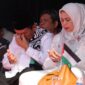 Gubernur Ansar Ahmad didampingi istri Dewi Kumalasari terlihat mengusap air mata ketika doa untuk Palestina dikumandangkan di Lapangan Pamedan, Tanjungpinang, Minggu (20/7/2025). Foto: INIKEPRI.COM/KepriProv 