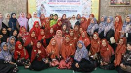 Ketua TP PKK Kota Batam, Hj. Erlita Sari Amsakar, menghadiri peringatan 1 Muharam 1447 Hijriah yang dirangkaikan dengan kegiatan santunan anak yatim di Masjid Babul Jannah, Perumahan Griya Asri Tahap 6, RW 20, Kelurahan Sei Langkai, Kecamatan Sagulung, Senin (30/6/2025). Foto: INIKEPRI.COM