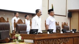 Wali Kota Batam, Amsakar Achmad, menyampaikan tanggapan atas pandangan fraksi-fraksi DPRD Batam terhadap Ranperda Perubahan APBD 2025. Penyampaian dilakukan dalam rapat paripurna yang dipimpin Wakil Ketua DPRD, H. Aweng Kurniawan, Rabu (3/7/2025). Foto: INIKEPRI.COM