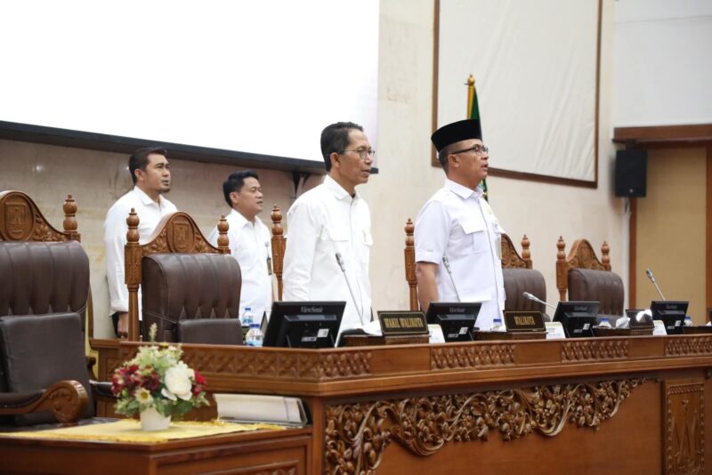 Wali Kota Batam, Amsakar Achmad, menyampaikan tanggapan atas pandangan fraksi-fraksi DPRD Batam terhadap Ranperda Perubahan APBD 2025. Penyampaian dilakukan dalam rapat paripurna yang dipimpin Wakil Ketua DPRD, H. Aweng Kurniawan, Rabu (3/7/2025). Foto: INIKEPRI.COM