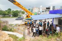 Wakil Wali Kota Batam, Li Claudia Chandra didampingi Sekretaris Daerah Kota Batam, Jefridin, M.Pd. memantau pembongkaran reklame di Kecamatan Lubuk Baja, Rabu (2/07/2025).  Foto: INIKEPRI.COM/Media Center Batam 