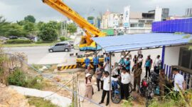 Wakil Wali Kota Batam, Li Claudia Chandra didampingi Sekretaris Daerah Kota Batam, Jefridin, M.Pd. memantau pembongkaran reklame di Kecamatan Lubuk Baja, Rabu (2/07/2025).  Foto: INIKEPRI.COM/Media Center Batam 