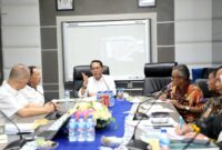 Wali Kota Batam, Amsakar Achmad, menerima paparan dan penjelasan teknis seputar pembangunan Pasar Induk Jodoh dalam pertemuan di Ruang Rapat Lantai 5, Kamis (3/7/2025). Foto: INIKEPRI.COM/Media Center Batam 