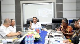 Wali Kota Batam, Amsakar Achmad, menerima paparan dan penjelasan teknis seputar pembangunan Pasar Induk Jodoh dalam pertemuan di Ruang Rapat Lantai 5, Kamis (3/7/2025). Foto: INIKEPRI.COM/Media Center Batam 