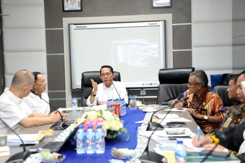 Wali Kota Batam, Amsakar Achmad, menerima paparan dan penjelasan teknis seputar pembangunan Pasar Induk Jodoh dalam pertemuan di Ruang Rapat Lantai 5, Kamis (3/7/2025). Foto: INIKEPRI.COM/Media Center Batam 