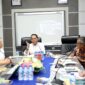 Wali Kota Batam, Amsakar Achmad, menerima paparan dan penjelasan teknis seputar pembangunan Pasar Induk Jodoh dalam pertemuan di Ruang Rapat Lantai 5, Kamis (3/7/2025). Foto: INIKEPRI.COM/Media Center Batam 