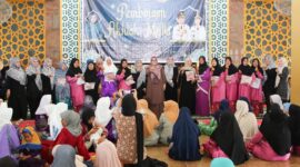 Ketua Tim Penggerak Pemberdayaan dan Kesejahteraan Keluarga (TP-PKK) Kota Batam, Hj. Erlita Amsakar, menghadiri kegiatan Pembinaan Akhlak Mulia (PAM) di Pulau Jaloh, Kelurahan Pantai Gelam, Kecamatan Bulang, pada Kamis, 3 Juli 2025. Foto: INIKEPRI.COM/Media Center Batam 