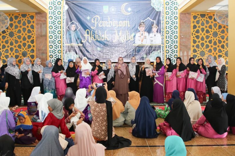 Ketua Tim Penggerak Pemberdayaan dan Kesejahteraan Keluarga (TP-PKK) Kota Batam, Hj. Erlita Amsakar, menghadiri kegiatan Pembinaan Akhlak Mulia (PAM) di Pulau Jaloh, Kelurahan Pantai Gelam, Kecamatan Bulang, pada Kamis, 3 Juli 2025. Foto: INIKEPRI.COM/Media Center Batam 