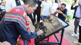 Wali Kota Batam, Amsakar Achmad, meresmikan Gedung Gereja GMIT Eklesia Batam yang berlokasi di Batamcentre, Minggu (6/7/2025). Foto: INIKEPRI.COM