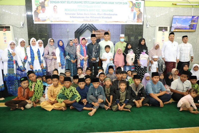 Kota Batam, Amsakar Achmad, menghadiri peringatan Tahun Baru Islam 1 Muharram 1447 Hijriah di Masjid Baiturrahman, Kecamatan Sekupang, Minggu (6/7/2025). Foto; INIKEPRI.COM