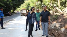 Wali Kota Batam sekaligus Kepala Badan Pengusahaan (BP) Batam, Amsakar Achmad, melakukan peninjauan langsung proyek perbaikan jalan umum yang terletak di bawah Hotel Vista, pada Minggu (6/7/2025). Foto: INIKEPRI.COM