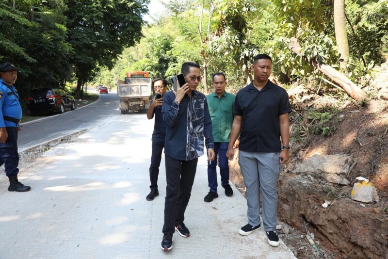 Wali Kota Batam sekaligus Kepala Badan Pengusahaan (BP) Batam, Amsakar Achmad, melakukan peninjauan langsung proyek perbaikan jalan umum yang terletak di bawah Hotel Vista, pada Minggu (6/7/2025). Foto: INIKEPRI.COM