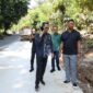 Wali Kota Batam sekaligus Kepala Badan Pengusahaan (BP) Batam, Amsakar Achmad, melakukan peninjauan langsung proyek perbaikan jalan umum yang terletak di bawah Hotel Vista, pada Minggu (6/7/2025). Foto: INIKEPRI.COM