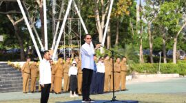 Wali Kota Batam, Amsakar Achmad, didampingi Wakil Wali Kota Batam, Li Claudia Chandra, memimpin apel gabungan awal bulan yang diikuti oleh seluruh jajaran OPD di lingkungan Pemerintah Kota Batam, Senin (7/7/2025) di Dataran Engku Putri, Batam Center. Foto: INIKEPRI.COM/Media Center Batam 