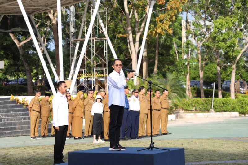 Wali Kota Batam, Amsakar Achmad, didampingi Wakil Wali Kota Batam, Li Claudia Chandra, memimpin apel gabungan awal bulan yang diikuti oleh seluruh jajaran OPD di lingkungan Pemerintah Kota Batam, Senin (7/7/2025) di Dataran Engku Putri, Batam Center. Foto: INIKEPRI.COM/Media Center Batam