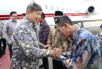 Wali Kota Batam, Amsakar Achmad bersama Wakil Wali Kota Batam, Li Claudia Chandra menyambut langsung tokoh nasional Hashim S. Djojohadikusumo di VIP Bandara Hang Nadim, Kamis (10/7/2025). Hashim hadir dalam kapasitasnya sebagai Komisaris Utama PT Solder Tin Andalan Indonesia (STANIA). Foto: INIKEPRI.COM