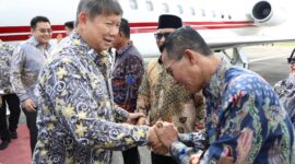 Wali Kota Batam, Amsakar Achmad bersama Wakil Wali Kota Batam, Li Claudia Chandra menyambut langsung tokoh nasional Hashim S. Djojohadikusumo di VIP Bandara Hang Nadim, Kamis (10/7/2025). Hashim hadir dalam kapasitasnya sebagai Komisaris Utama PT Solder Tin Andalan Indonesia (STANIA). Foto: INIKEPRI.COM